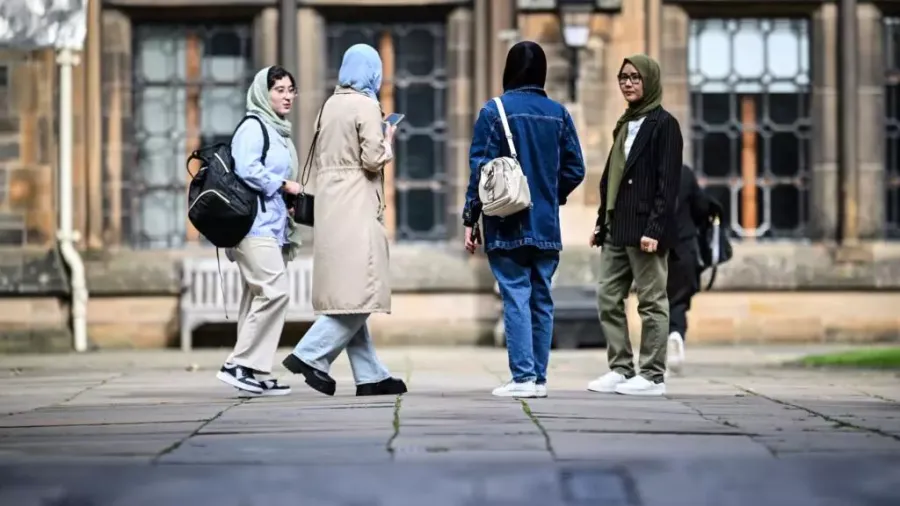 英国は、学生が亡命申請することを防止するため、4か国からの留学ビザを停止しました。