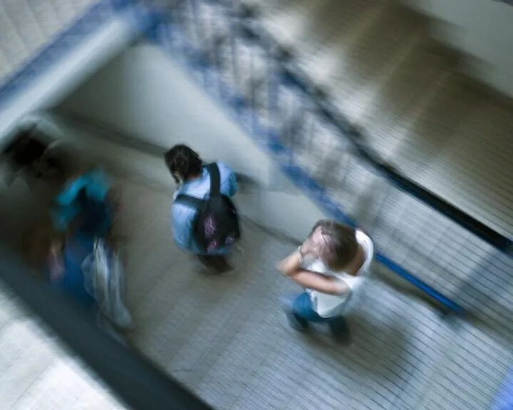 顔面を撃たれた14歳と、100万ユーロの請求書――フランスの高校生が問う「教育は権利か資源か」