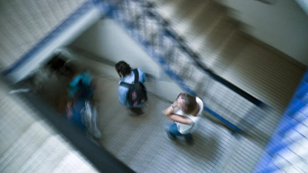 顔面を撃たれた14歳と、100万ユーロの請求書――フランスの高校生が問う「教育は権利か資源か」