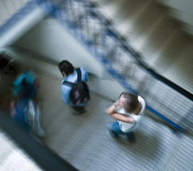 顔面を撃たれた14歳と、100万ユーロの請求書――フランスの高校生が問う「教育は権利か資源か」