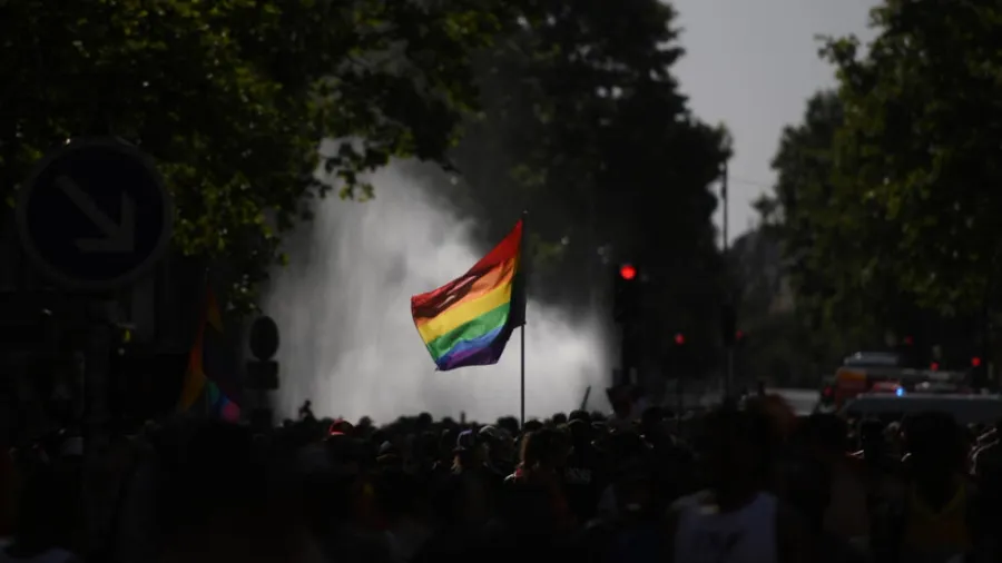 フランスの法案は、同性愛で投獄された数千人を補償しようとしています