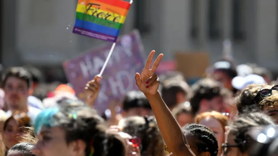 フランスや世界中で、反LGBTの憎悪との戦いが起こっている