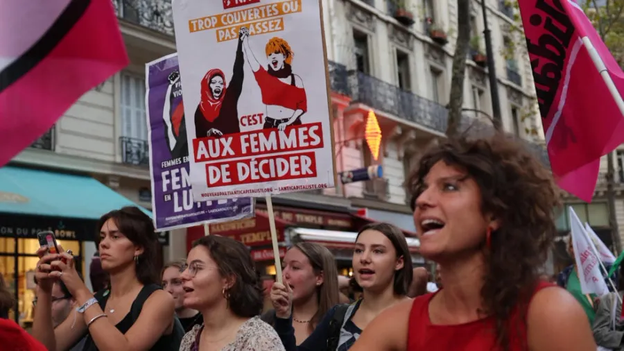 フランスは中絶の権利を憲法に定めることで歴史を作る