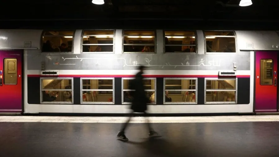 パリの列車の運転手は、オリンピックのボーナスをめぐってストライキ行動に参加する