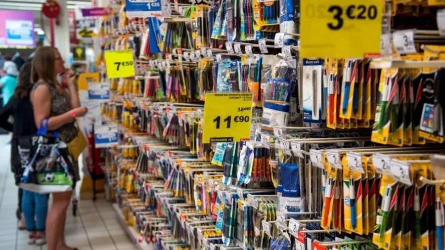 新学期のコストが高騰する中、フランスの親は中古品の買い物をする