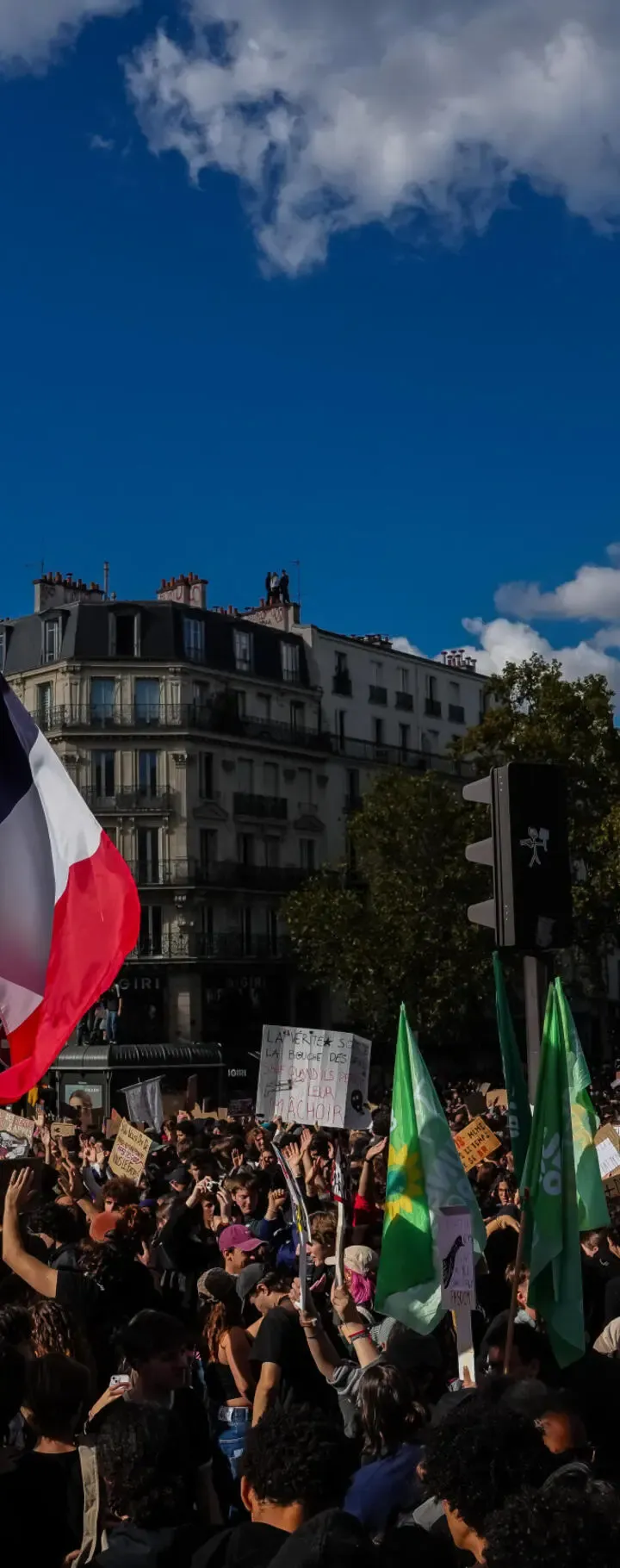 フランスは教師と学生の代表を増やすことを約束していますが、抗議は続いています。