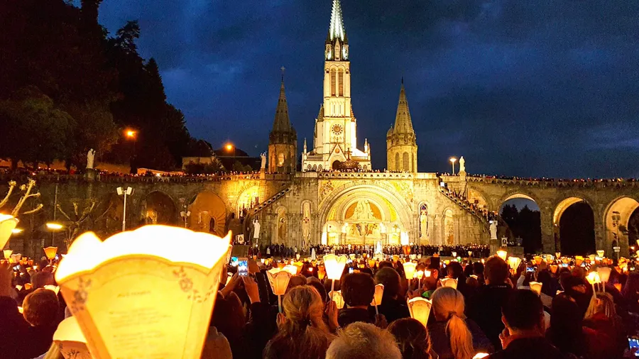 ルルドの泉 Sanctuaires Notre-Dame de Lourdes