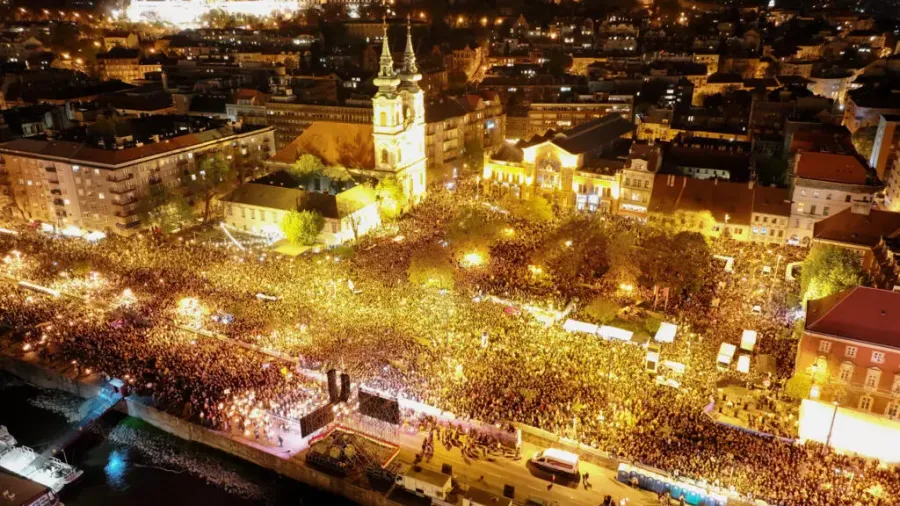 オルバンの追放後、ブダペストでの自発的な大規模祝祭