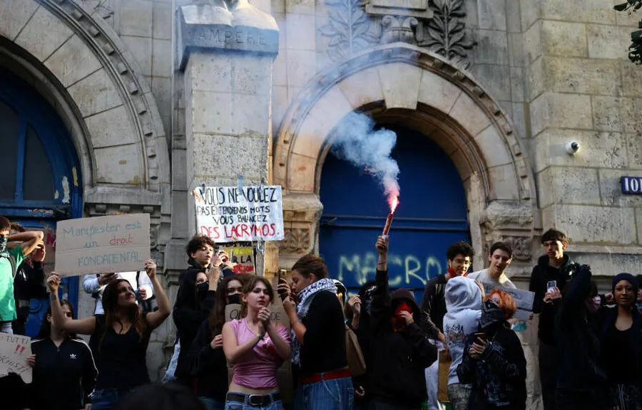 椅子は座ると壊れ、教室は37度だった――フランスの高校生が問う「教育は誰が保障するのか」