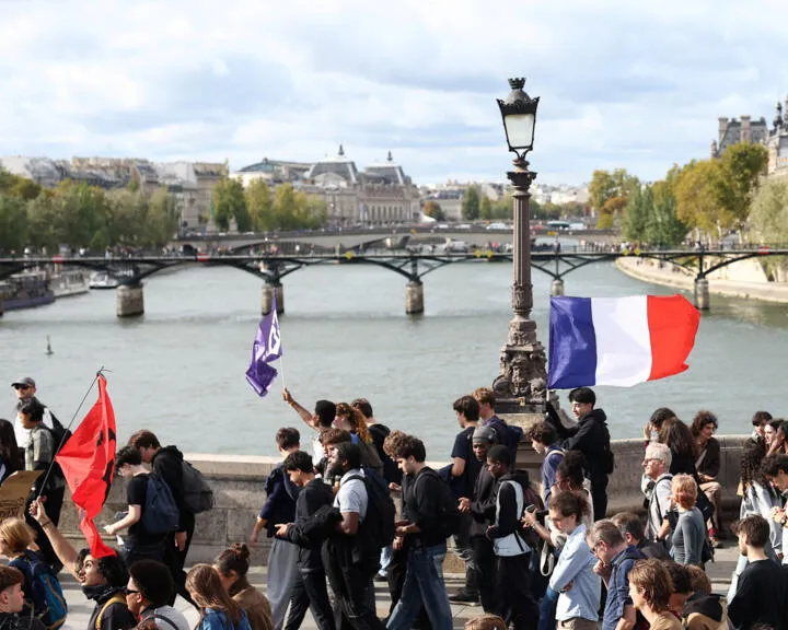 教育予算の3割は退職した公務員のために——フランスが公費の「行き先」を数え直した日
