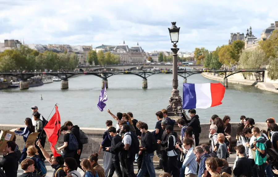 教育予算の3割は退職した公務員のために——フランスが公費の「行き先」を数え直した日