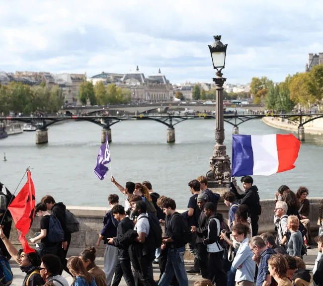 教育予算の3割は退職した公務員のために——フランスが公費の「行き先」を数え直した日