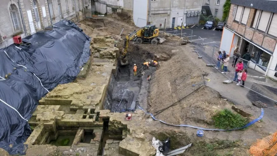 フランスの考古学者は、ブルターニュの荘園の下から中世の城を掘り出す
