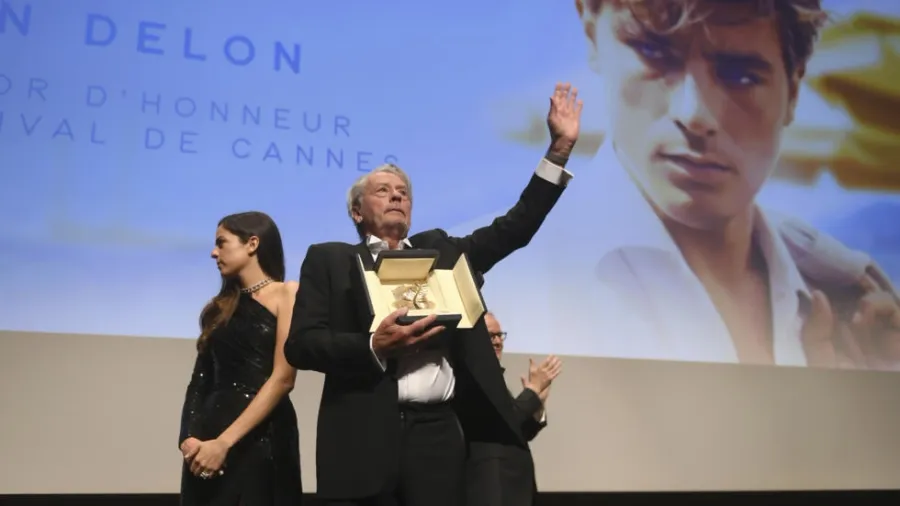 フランスはスクリーンの巨人アラン・ドロンに敬意を表する