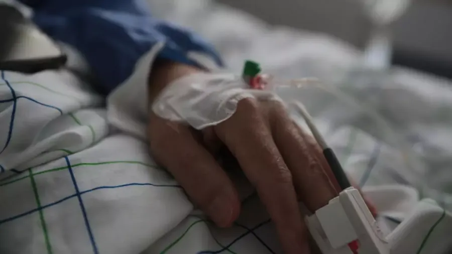 フランスは、厳格な規則と安全策を備えた安楽死法を推進しています