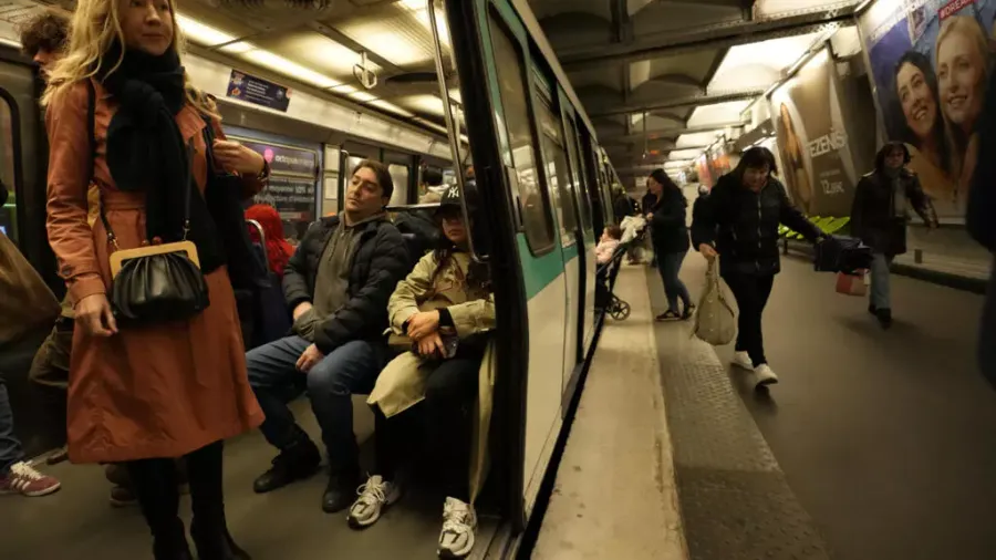 当局によると、パリの地下鉄で刺されたマリの容疑者もフランス市民である