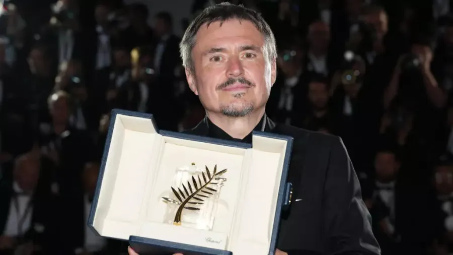 ルーマニアの監督が感動的なカンヌ式典でパルム・ドールを受賞