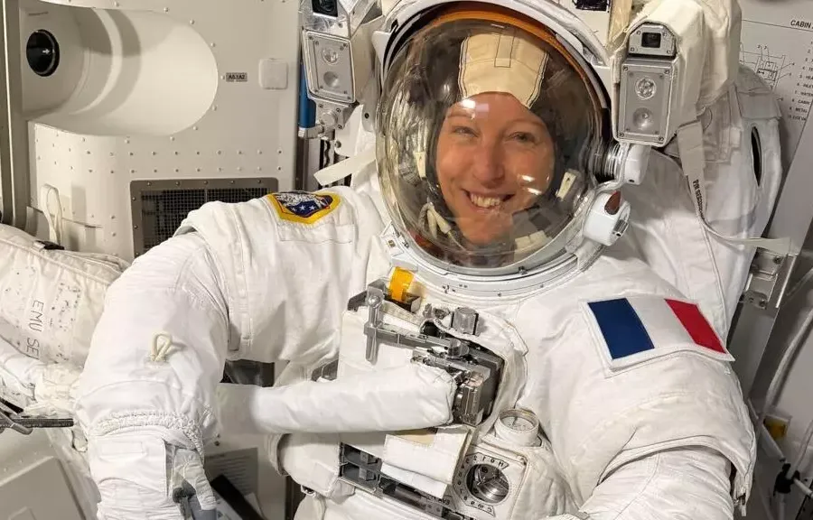 フランスの宇宙飛行士アデノは、歴史的な宇宙遊泳で大きな飛躍を遂げました