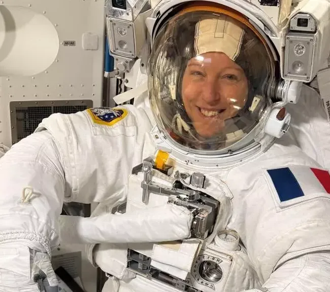 フランスの宇宙飛行士アデノは、歴史的な宇宙遊泳で大きな飛躍を遂げました