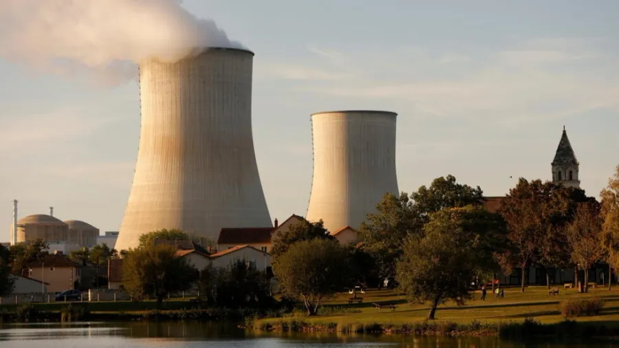 フランスの電力会社が原子力発電所の冷却システムに深い亀裂を発見