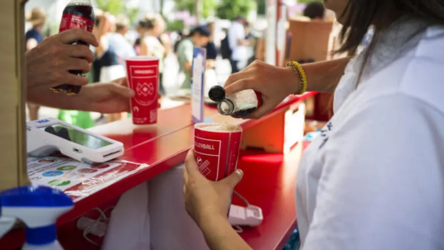 プラスチック使用に対する抗議の中で精査されているオリンピックの「グリーンウォッシュ」
