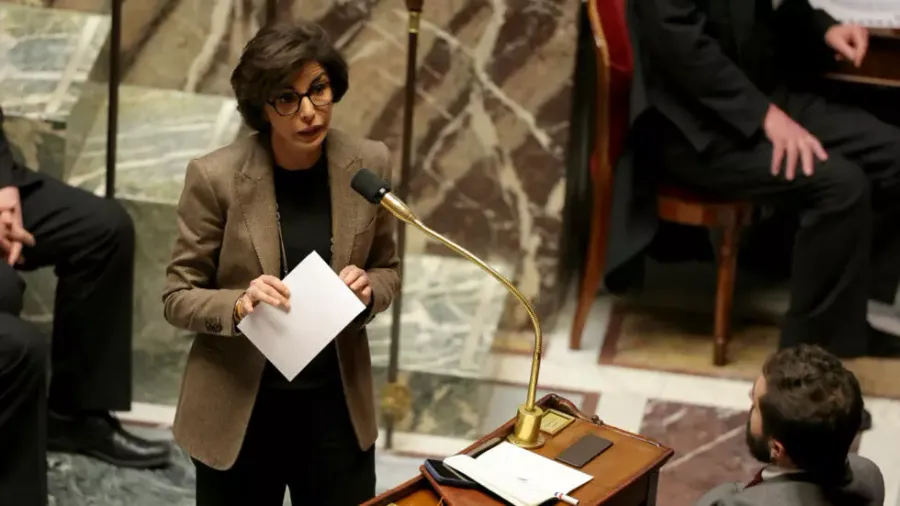 フランスの論争の的となっている公共放送改革は、議会での論争の後、停止した