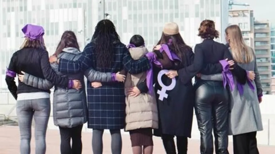 ニュースの言葉 女性、女性、フェミニズム