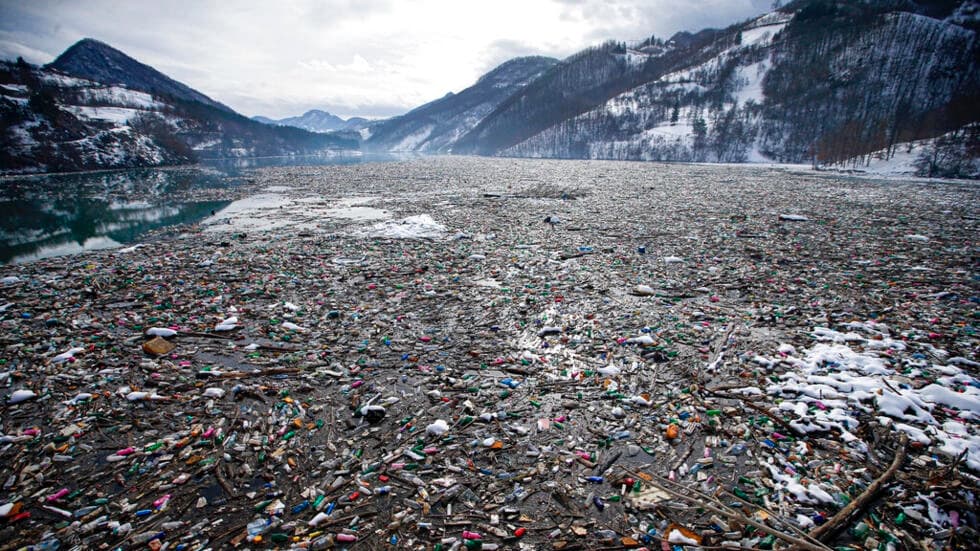 世界のプラスチック汚染の削減に関するパリの会談で何が危機に瀕していますか?
