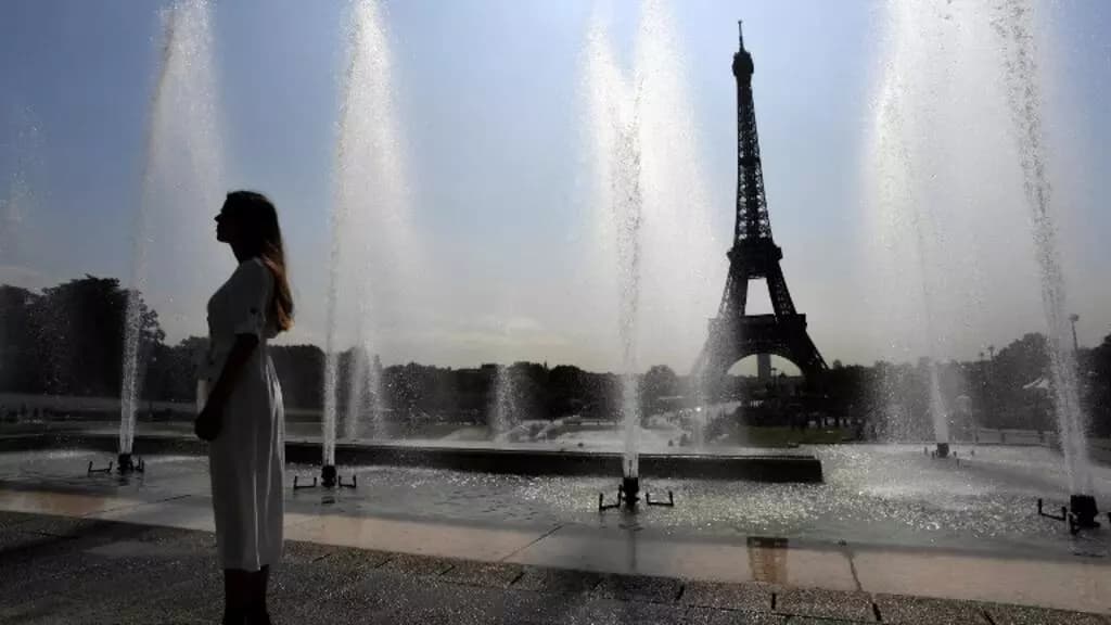 パリのエッフェル塔で72人の女性学者の業績を祝う