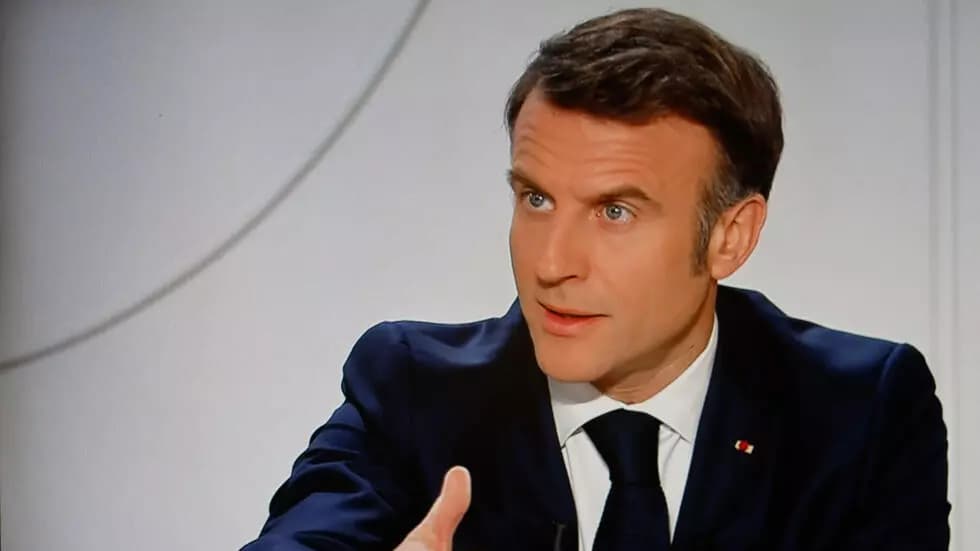 マクロン大統領は、国民投票の見通しの中で2カ年計画を展開する予定です