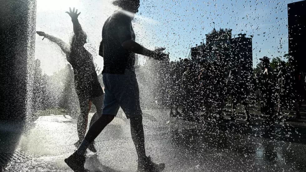 南ヨーロッパが夏の最初の熱波に直面し、灼熱の天候がフランスを襲っている