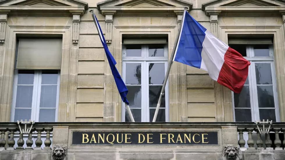 債務が過去最高に膨らむ中、フランスは50億ユーロの新たな削減に直面している