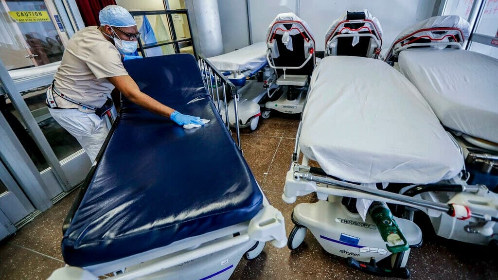新型コロナ、米国で100万人の死者を出す