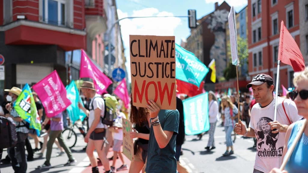 ドイツでのG7サミットに対する抗議者たちは、通常よりも少ない