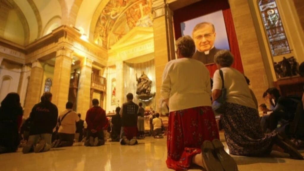 ローマ法王がオプス・デイを改革し、その指導者から司教の称号を剥奪する。