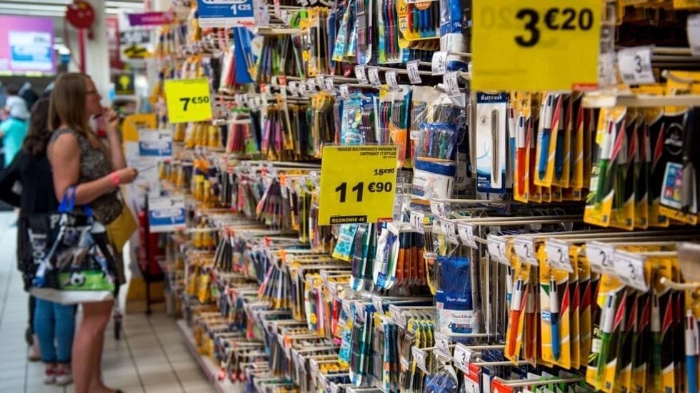 新学期のコストが高騰する中、フランスの親は中古品の買い物をする