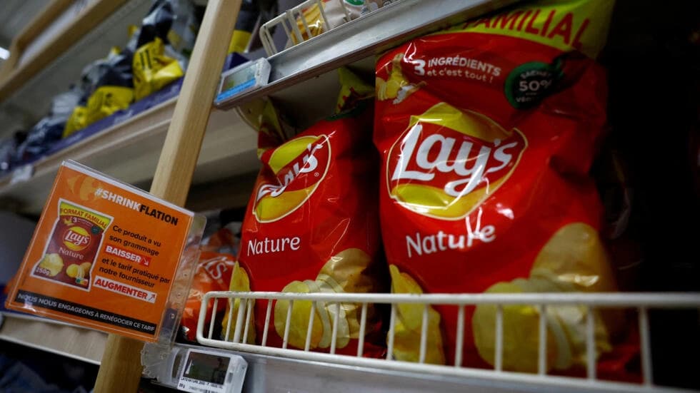 フランスのスーパーマーケットは、サプライヤーに恥をかかせるために食品に「収縮」の警告を貼り付ける
