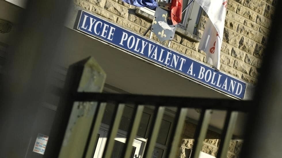 フランスは嫌がらせに対する「絶え間ない戦い」でいじめ防止計画を発表する