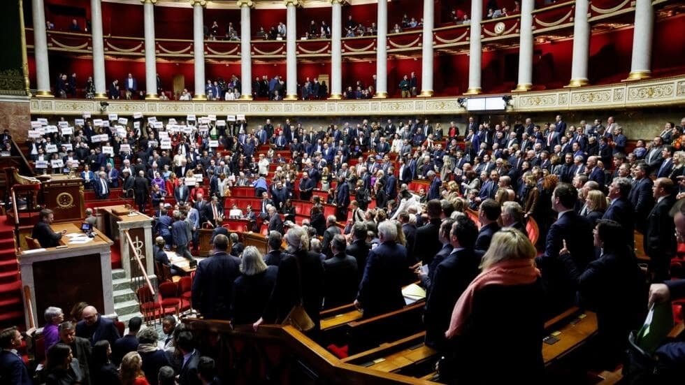 フランスが採用した物議を醸す移民改革は何ですか?