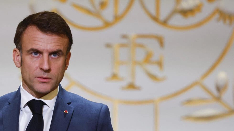 マクロンは物議を醸す新しいフランスの移民法を公布する