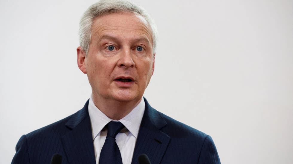 経済成長の鈍化は、フランスが公共支出で100億ユーロを削減しなければならないことを意味する