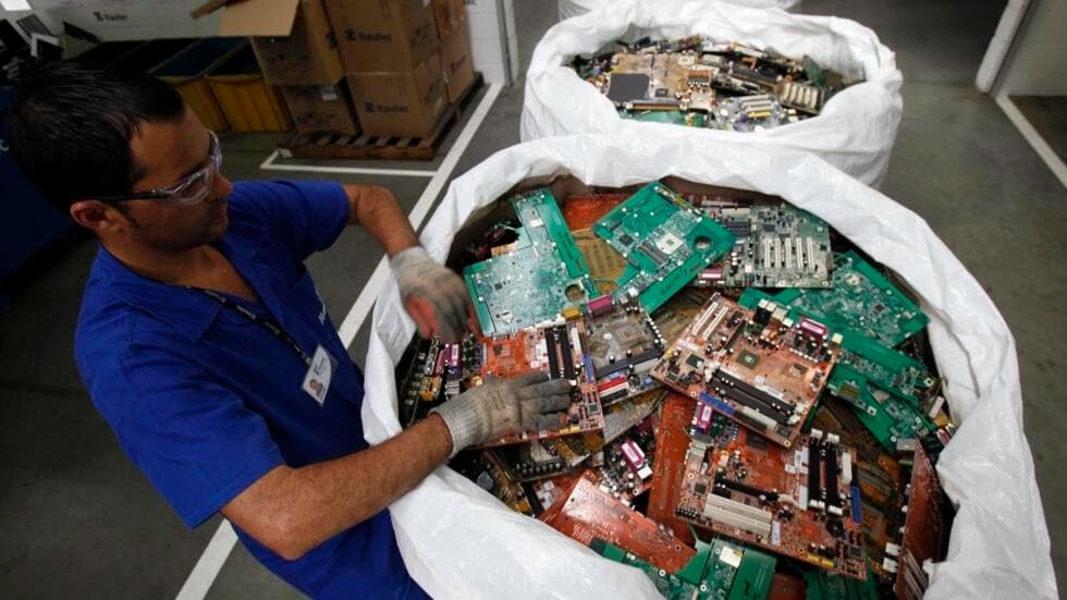 電子廃棄物がリサイクルの取り組みを上回るにつれて、時代遅れの電子機器が積み重なる、と国連は警告する