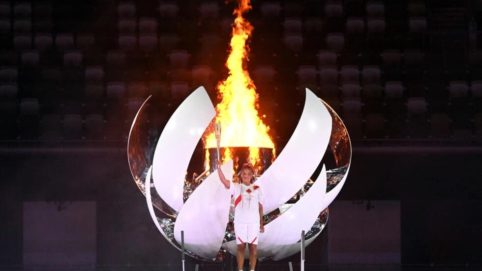 2024年パリ大会中にルーヴル美術館の前で燃えるオリンピックの炎