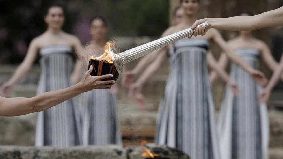オリンピックの聖火は、ギリシャの発祥の地からパリへの長い旅を始める