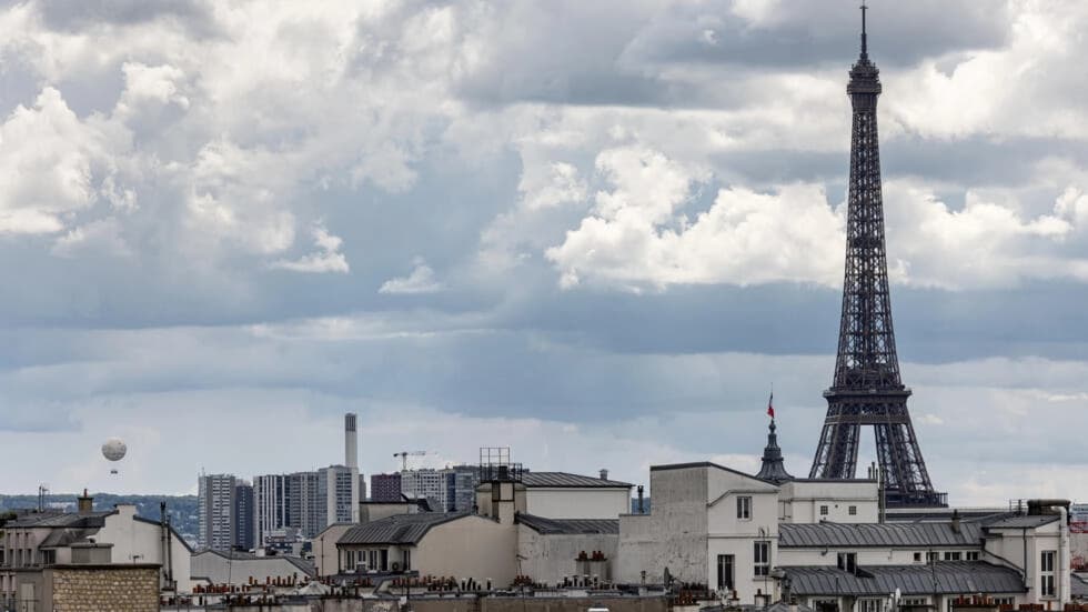 フランスは、棺がエッフェル塔に残された後、外国の干渉を疑う