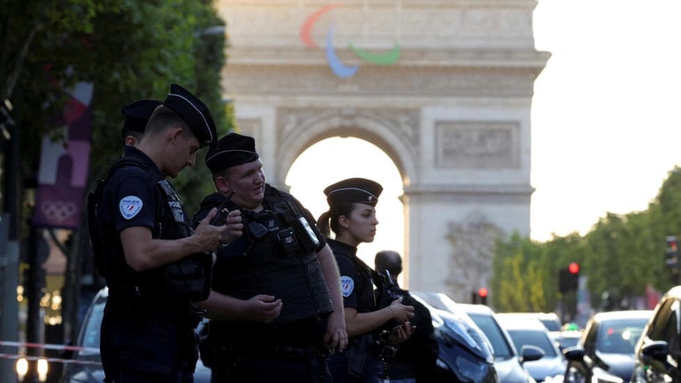 フランス警察が一連の攻撃に対処するにつれて、オリンピックのセキュリティ不安が高まる