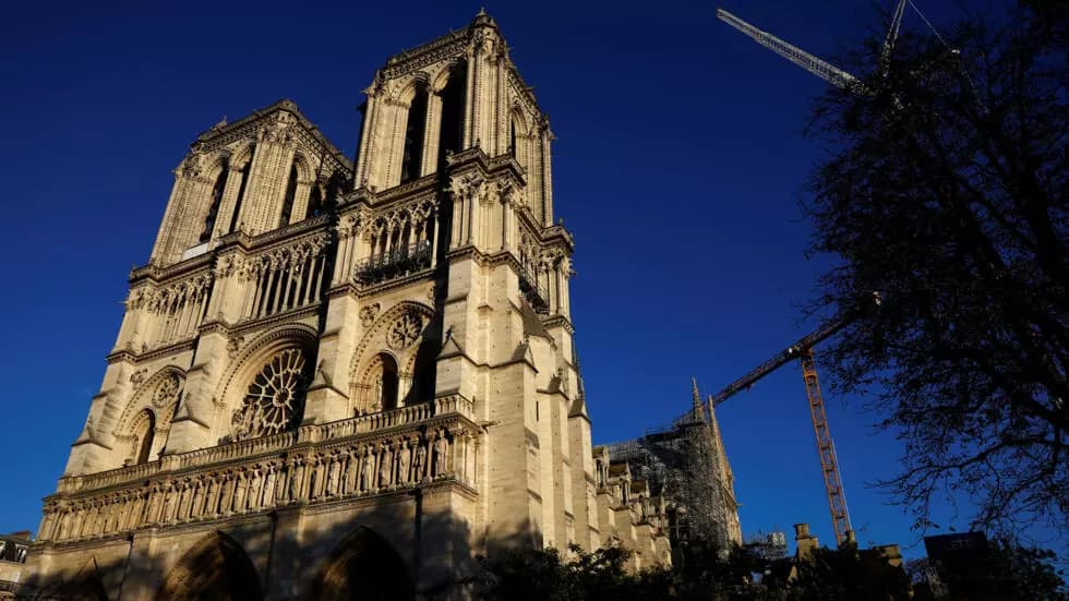 フランスは、ノートルダム大聖堂に入るために観光客に料金を請求することを熟考している