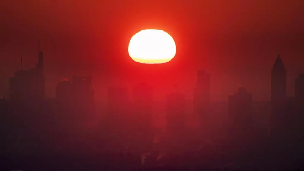 CO2の記録的な急増により、世界はより長期的な温暖化に向けて軌道に乗っています