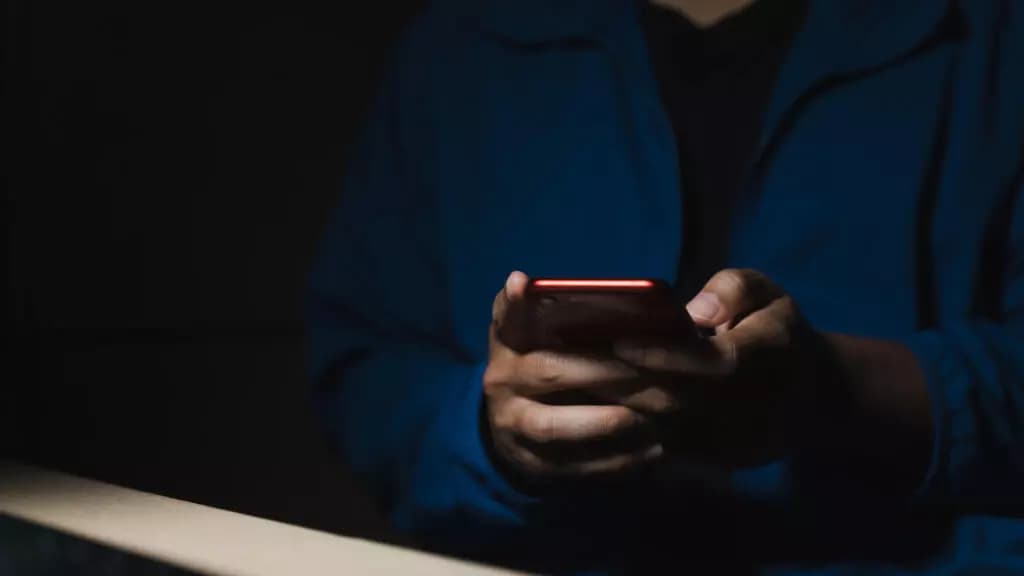 若いユーザーがオンラインジハードに陥るにつれて、フランスはテロリスクの高まりに直面しています