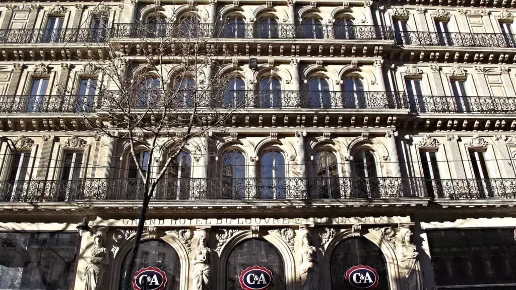 「都市空間には潜在意識がある」:マルセイユの植民地史のツアー